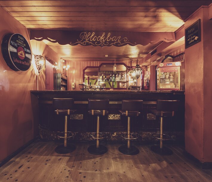 Holzbar mit einigen Barhockern  | © Davos Klosters Mountains 