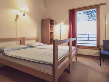 Schlichtes Doppelzimmer Standard in der Basic Unterkunft Kleines Palace in Davos. | © Davos Klosters Mountains