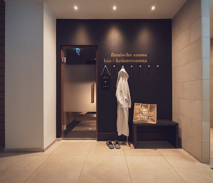 Sauna mit Bademantel und Hausschuhen | © Jo Huechlheim Davos Klosters Bergbahnen AG