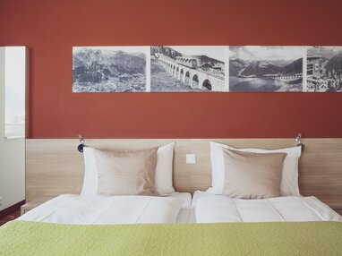 Doppelbett im Hotelzimmer vom Hotel Ochsen 2 | © Davos Klosters Mountains