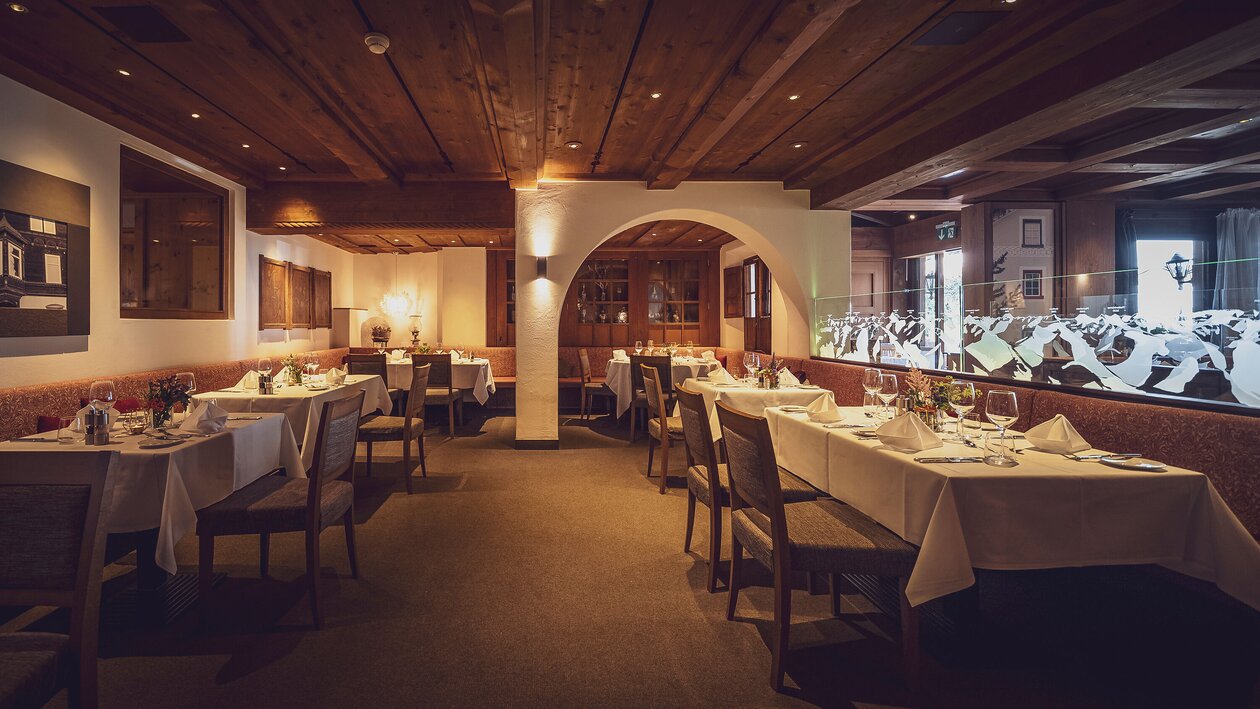 Restaurant im elegant - apinen Stil mit eingedeckten Tischen  | © Davos Klosters Mountains 