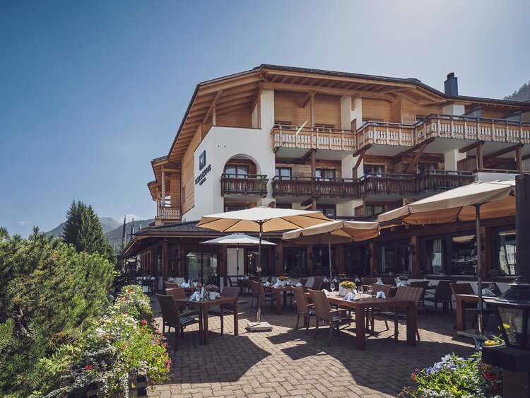 Aussenansicht des Hotel Waldhuus Davos mit Sonnenterrasse | © Davos Klosters Bergbahnen AG